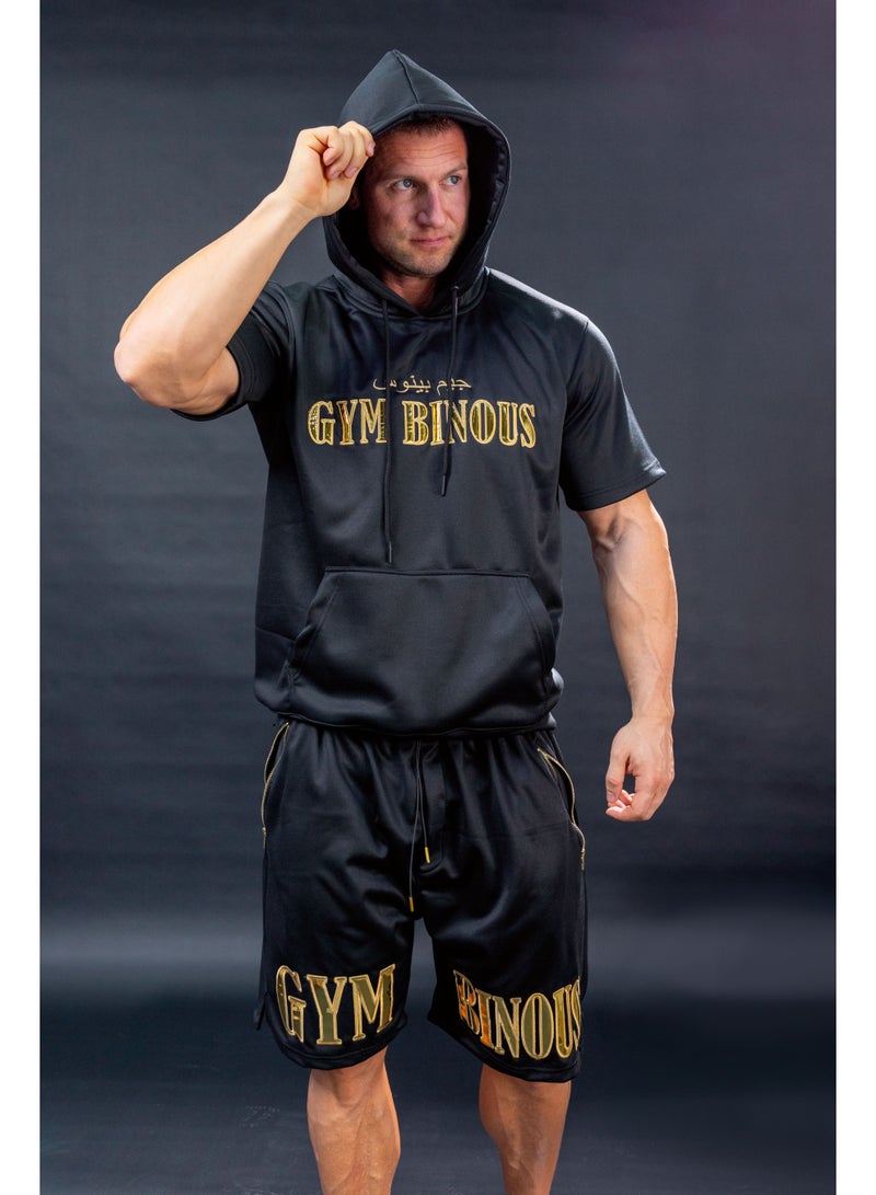 طقم تدريب رجالي من جيم بينوس – هودي قصير الأكمام مع شورت رياضي (أسود/ذهبي) - Image 2